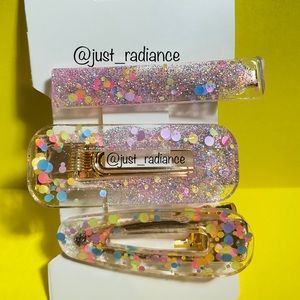 ✨ Pretty hair clips just in time for the holidays ✨☺️